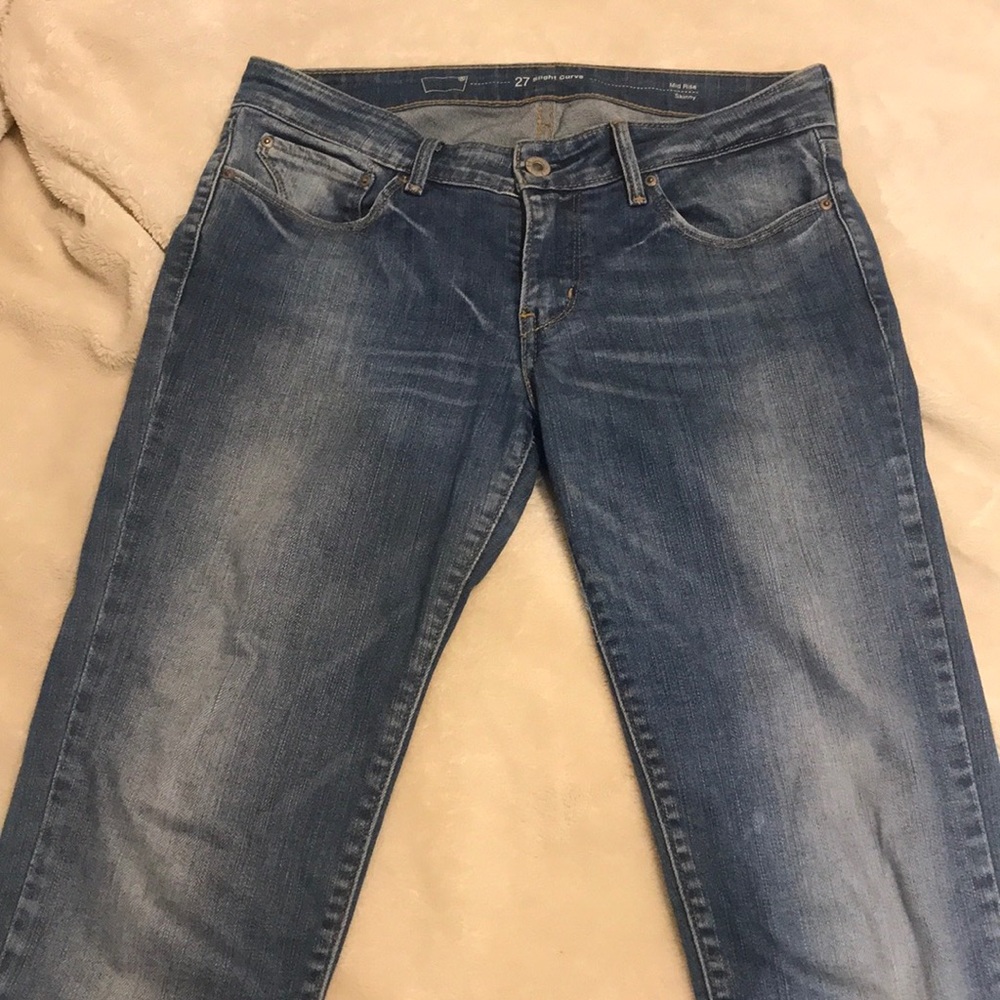 Levi’s medium wash skinny jeans
